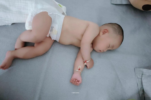 临夏宝宝拍嗝的正确方法